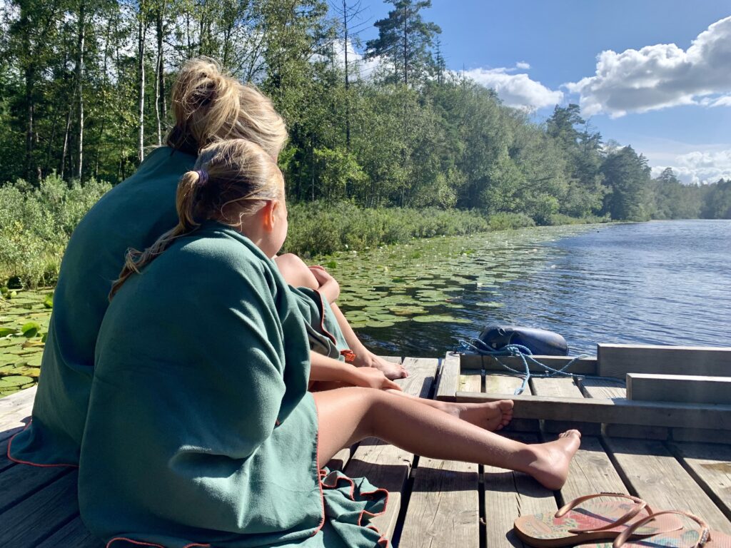 Afslappede badegæster på en mole ved sommerhuset Boafall Lodge i det sydlige Sverige