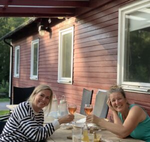 Mødre hygger sig, mens bedstefar og bedstemor er ude med børnebørnene.