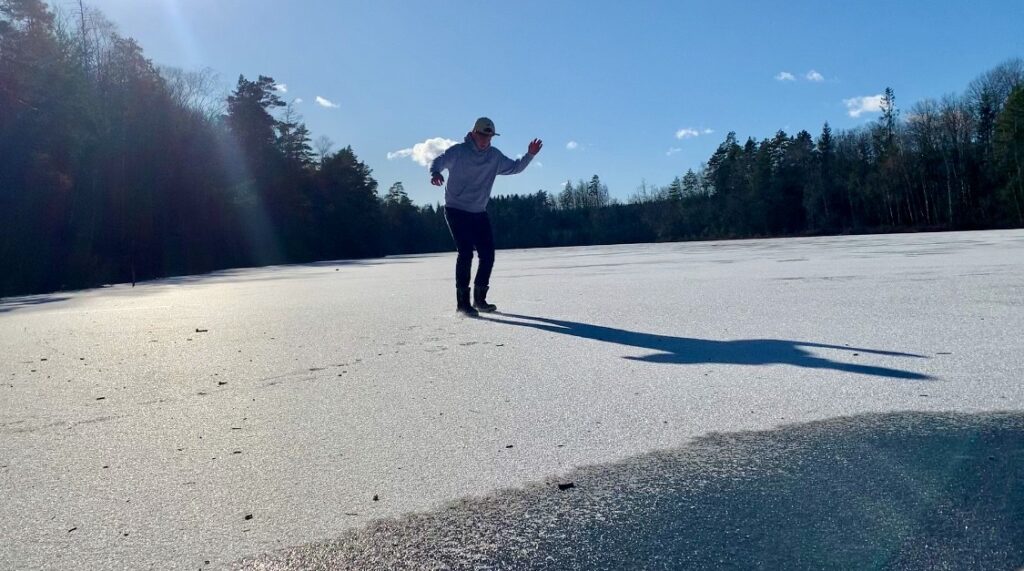 Når det fryser, kan I lege i den fortryllende natur omkring dette store feriehus med plads til op til 20 personer.