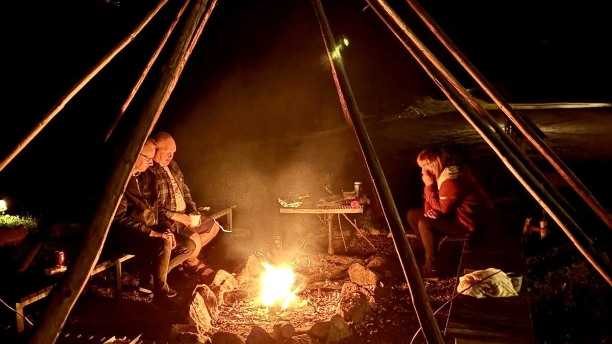 Når aftenen falder på, kan du nyde lejrbålet med din familie eller venner. Boafall Lodge Feriehus
