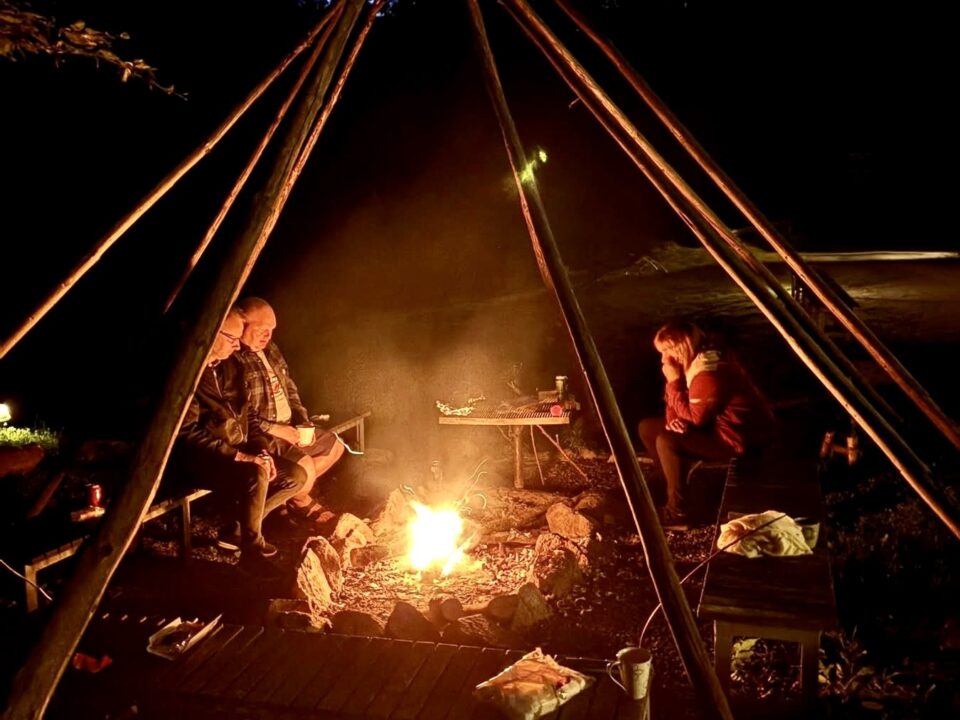 Stress-free family holidays: Travelling together with multiple generations 2 Når aftenen falder på, kan du nyde lejrbålet med din familie eller venner. Boafall Lodge Feriehus