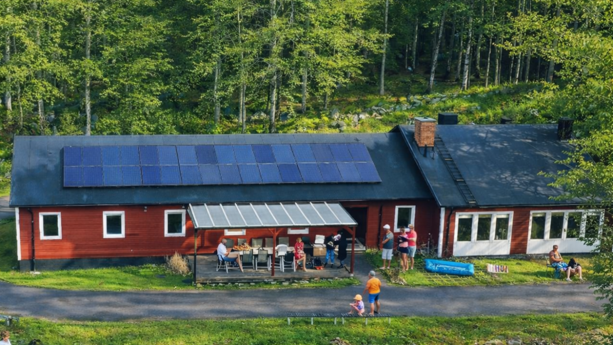 Udsigt over Sommerhus Boafall Lodge i det sydlige Sverige med afslappede mennesker