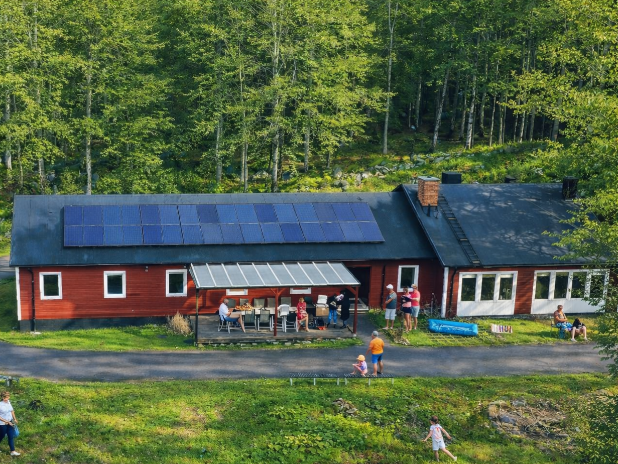 Udsigt over Sommerhus Boafall Lodge i det sydlige Sverige med afslappede mennesker