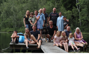 Hele familien sammen ved vandet på Boafall Lodge