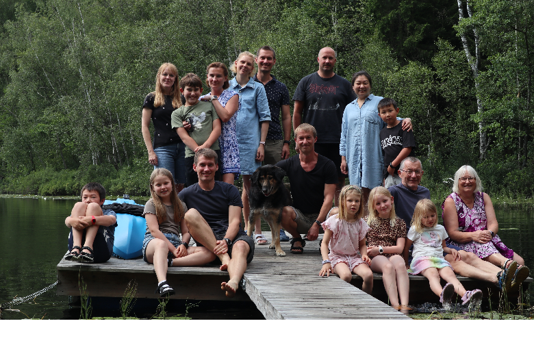 Hele familien sammen ved vandet på Boafall Lodge