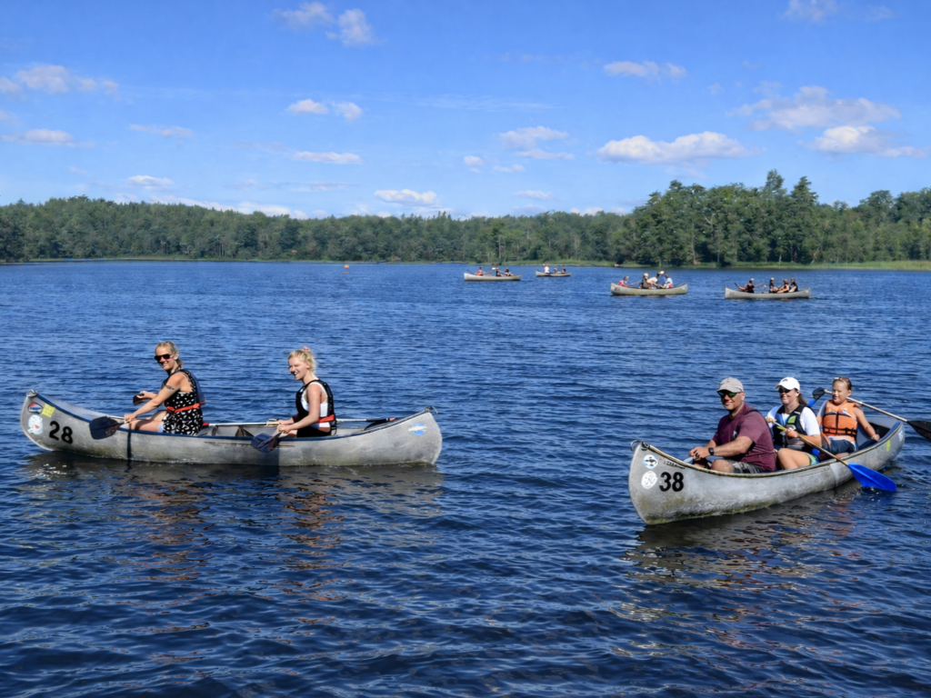 Kanosejlere på søen stopper nær sommerhuset i Sydsverige, Boafall Lodge.