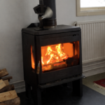 März 2026 19 Holzofen (8 kW) im Wohnzimmer des großen Ferienhauses