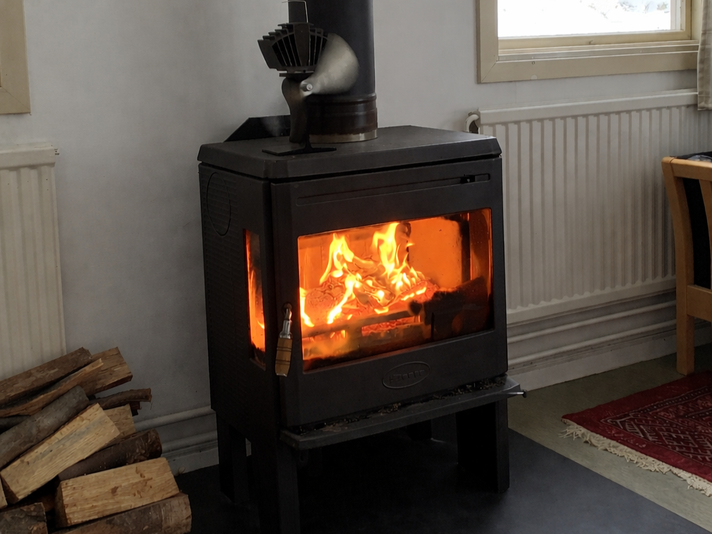 Brændeovn (8 kW) i stuen i det store feriehus
