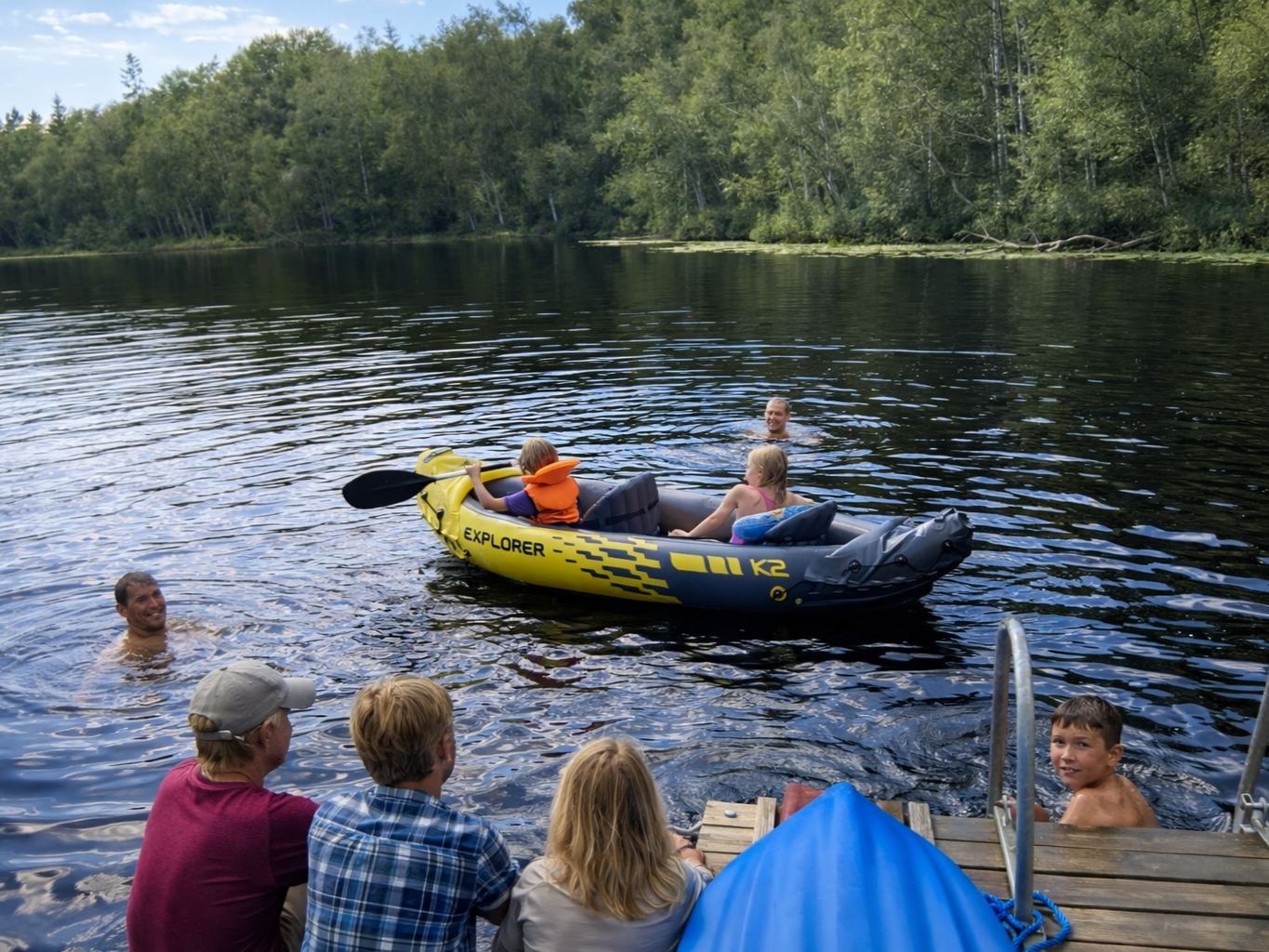 En familie svømmer i Moagylet-søen i deres sommerhus i det sydlige Sverige, Boafall Lodge.
