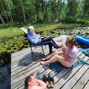 Nyder det dejlige vejr ved søen på Boafall Lodge