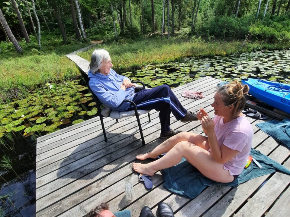 Family holidays with three generations: choose a spacious holiday home 4 Nyder det dejlige vejr ved søen på Boafall Lodge