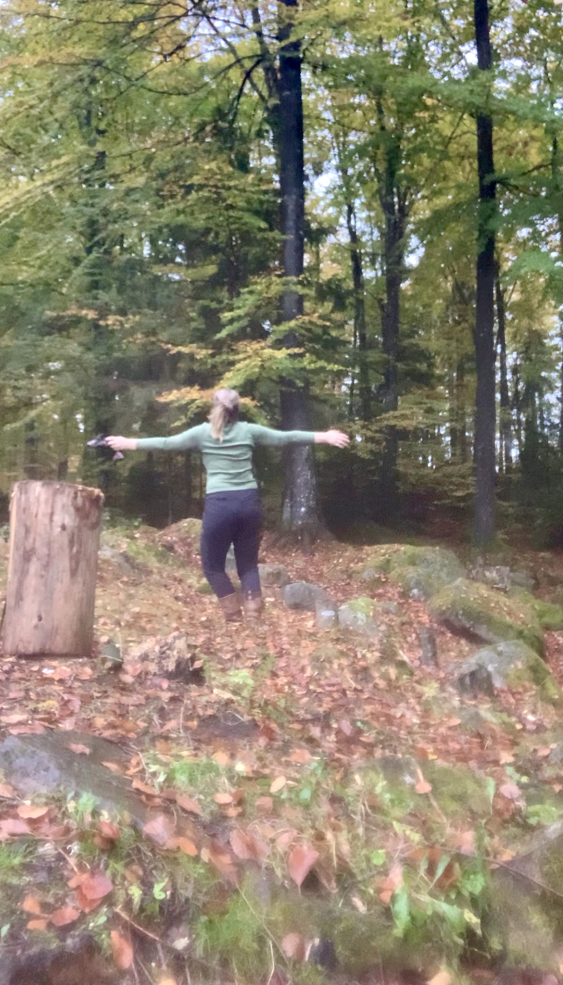 En kvinde, der er på et retreat i sommerhuset Boafall Lodge i det sydlige Sverige.