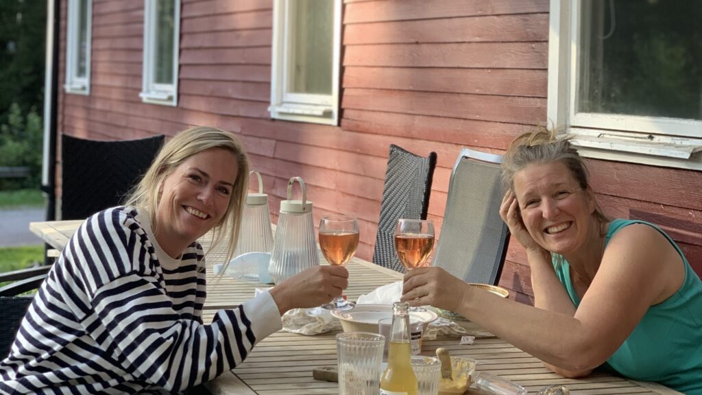 Mødre hygger sig, mens bedstefar og bedstemor er ude med børnebørnene.