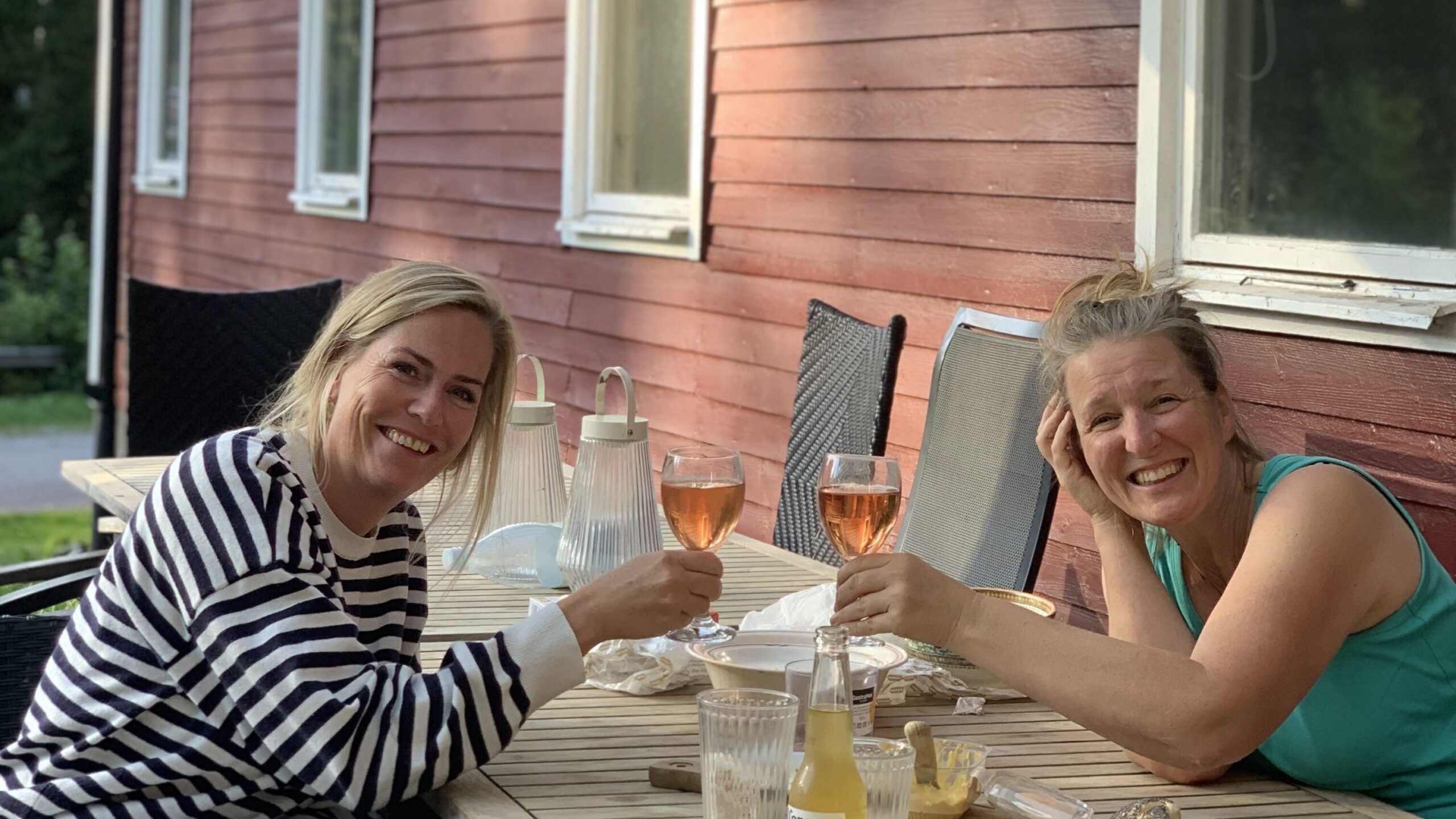 Mødre hygger sig, mens bedstefar og bedstemor er ude med børnebørnene.