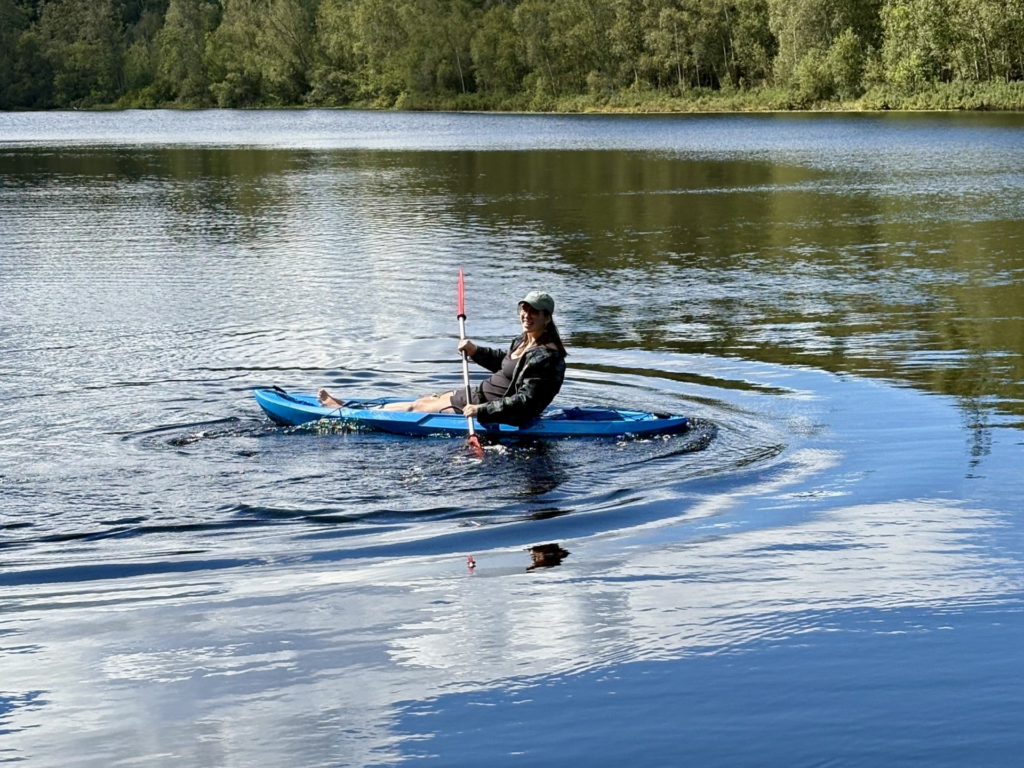 Kanosejlads på Moagylet-søen nær det store sommerhus i det sydlige Sverige, Boafall Lodge