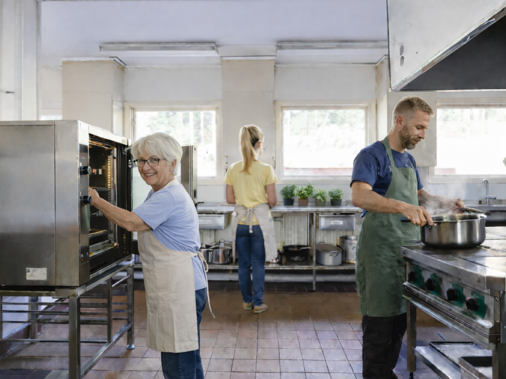 Folk laver mad i Boafall Lodges sommerhus i det smukke Sydsverige