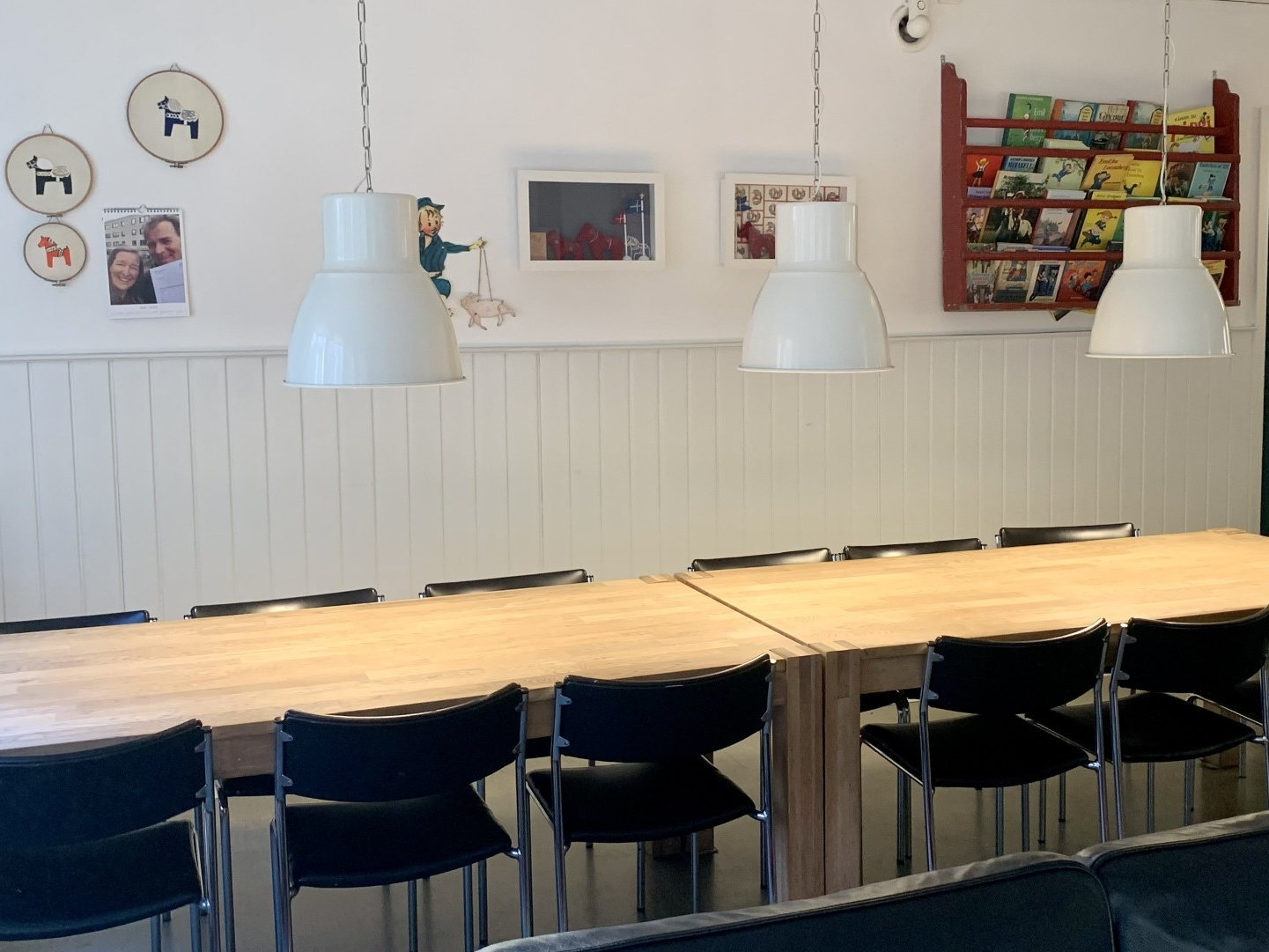 Stort, stærkt og godt bord at spise med mange mennesker indenfor på Boafall Lodge