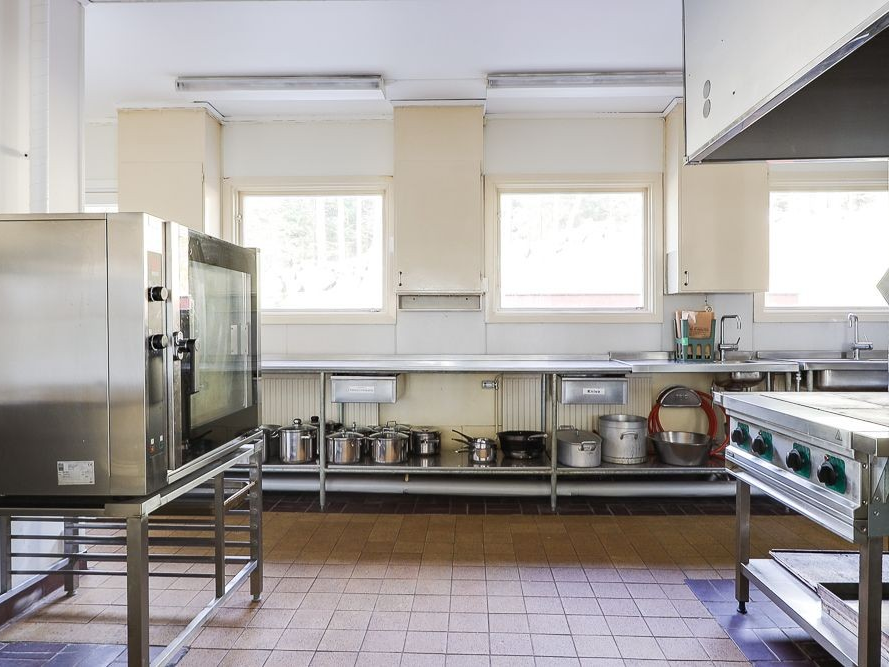 Stor ovn, kogeplader og masser af gryder og pander i det store køkken i dette feriehus